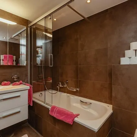Center Luxury 3 *